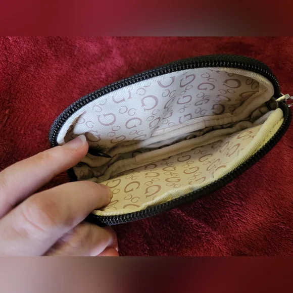 Guess pouch - Picture 2 of 3